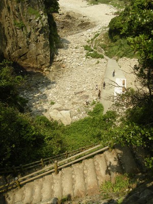 白山洞門への下り階段.jpg